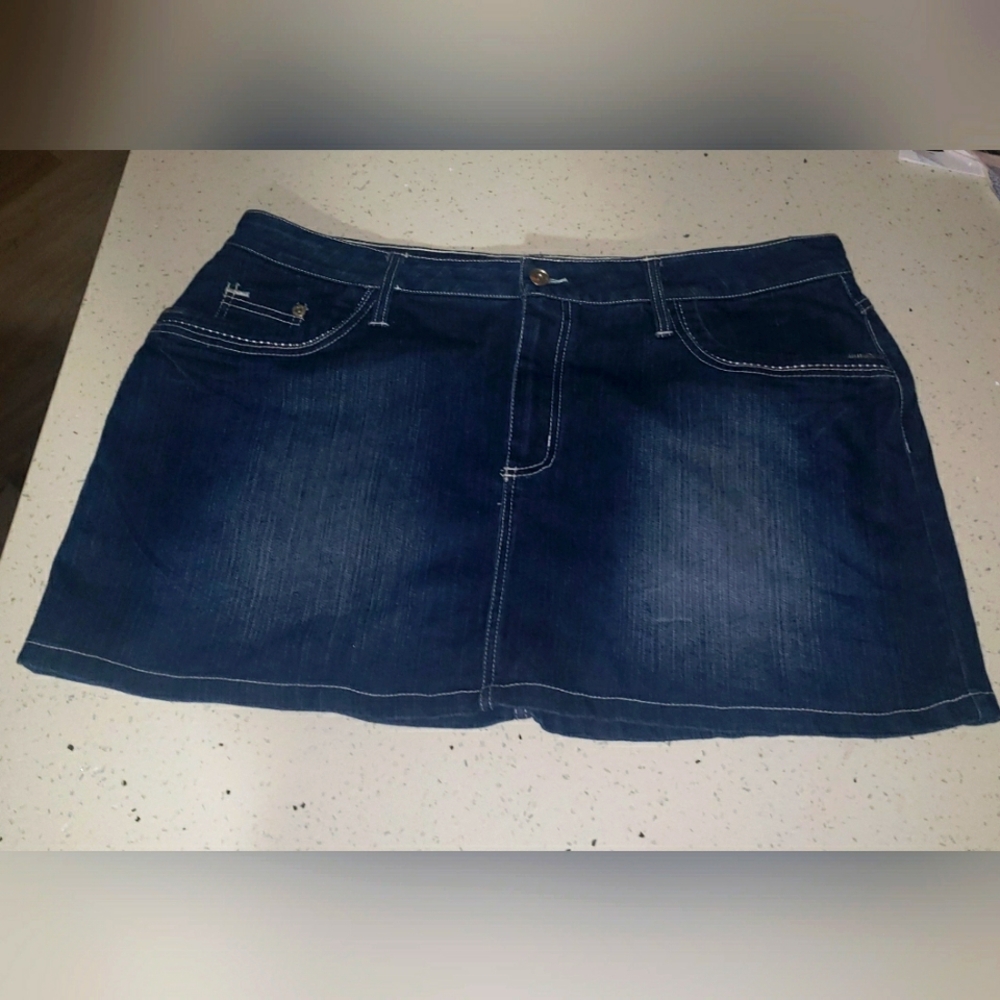 98 Jeans Dark Denim Embellished Back Jean Skirt Size 20